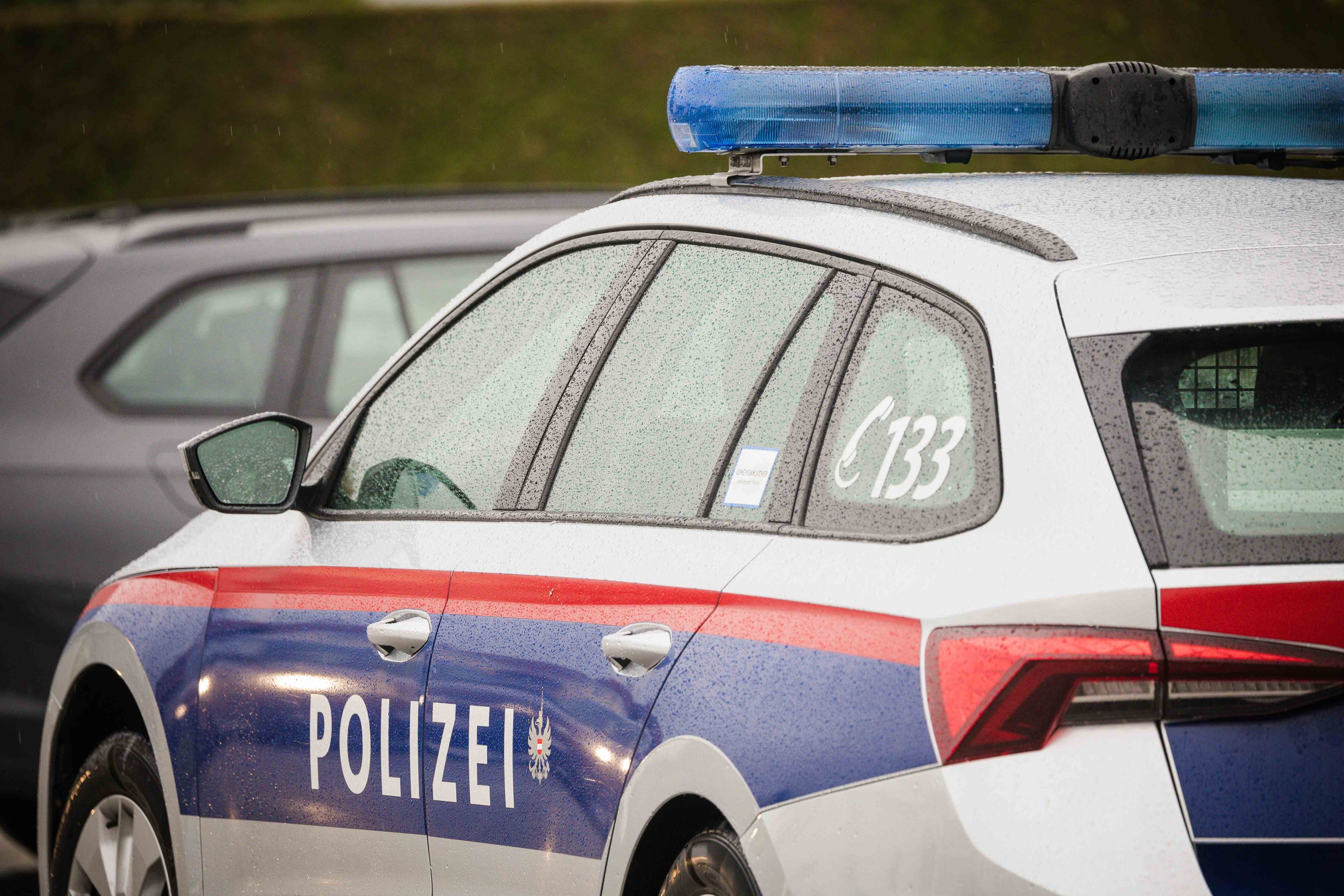Der junge Lenker ging der Polizei in Schalchen (Bez. Braunau) ins Netz. (Symbolbild)