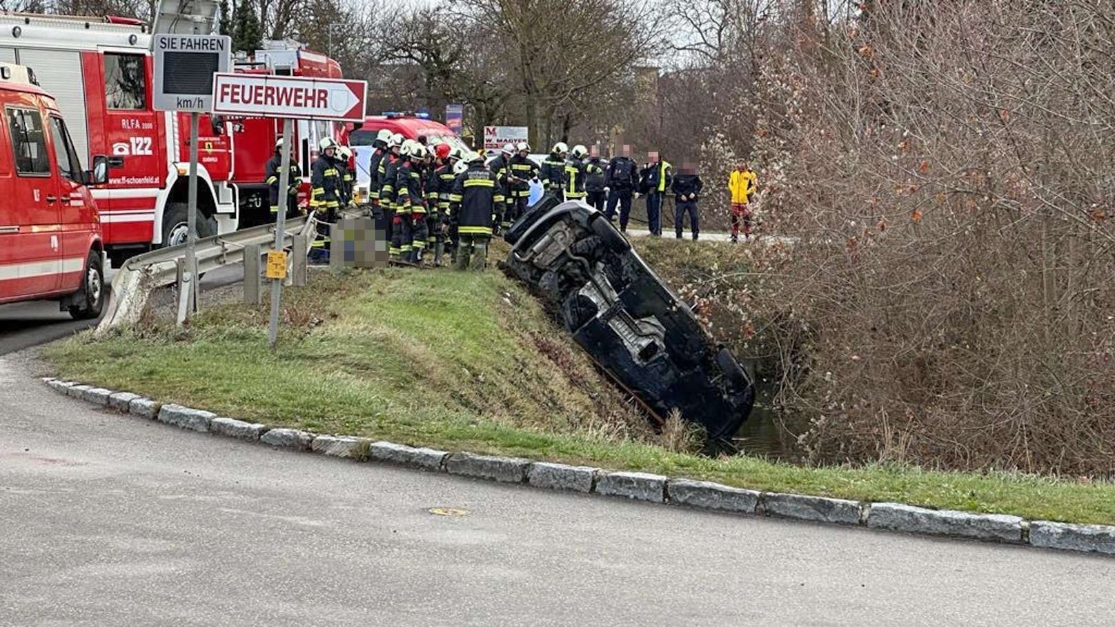 Ein tragischer Verkehrsunfall ereignete sich am 24. Dezember gegen 08:20 Uhr in Untersiebenbrunn. Eine 36-jährige Lenkerin verunfallte aus noch unklarer Ursache mit ihrem BMW auf der Siebenbrunnerstraße nahe dem Feuerwehrhaus. Sie starb noch an der Unfallstelle.