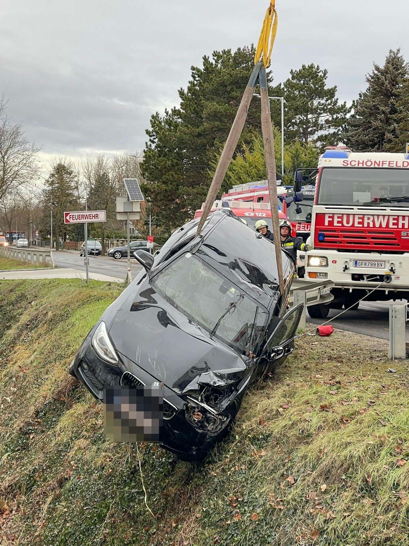 Ein tragischer Verkehrsunfall ereignete sich am 24. Dezember gegen 08:20 Uhr in Untersiebenbrunn. Eine 36-jährige Lenkerin verunfallte aus noch unklarer Ursache mit ihrem BMW auf der Siebenbrunnerstraße nahe dem Feuerwehrhaus. Sie starb noch an der Unfallstelle.