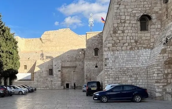 Wo es am 24. Dezember von Leuten normalerweise nur so wimmelt, stehen dieses Jahr nur einige Autos: die Geburtskirche in Betlehem.