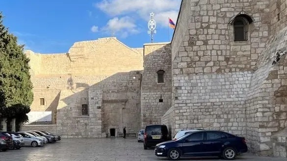 Wo es am 24. Dezember von Leuten normalerweise nur so wimmelt, stehen dieses Jahr nur einige Autos: die Geburtskirche in Betlehem.