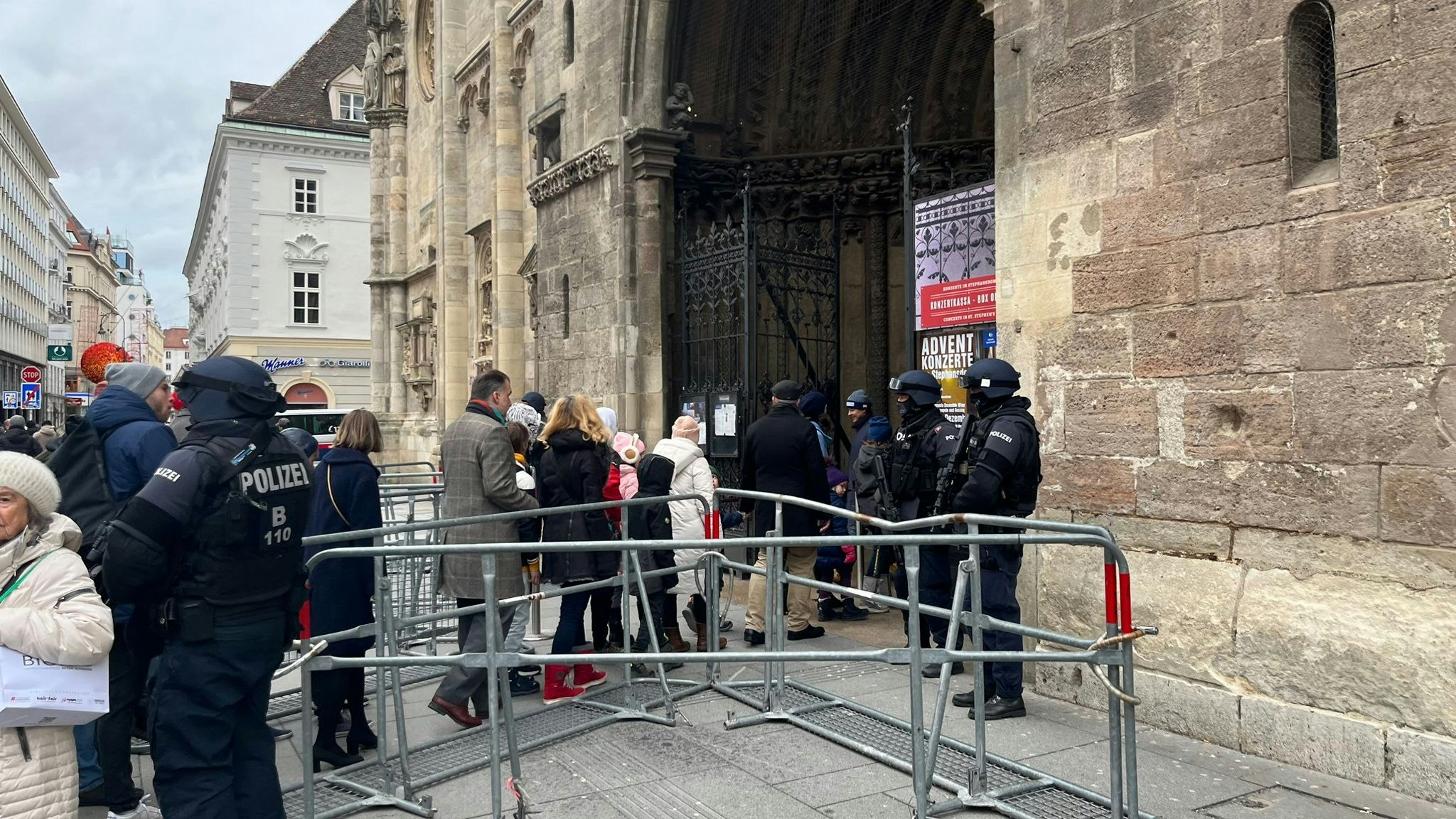 Spezialkräfte der Polizei bewachen den Stephansdom. 