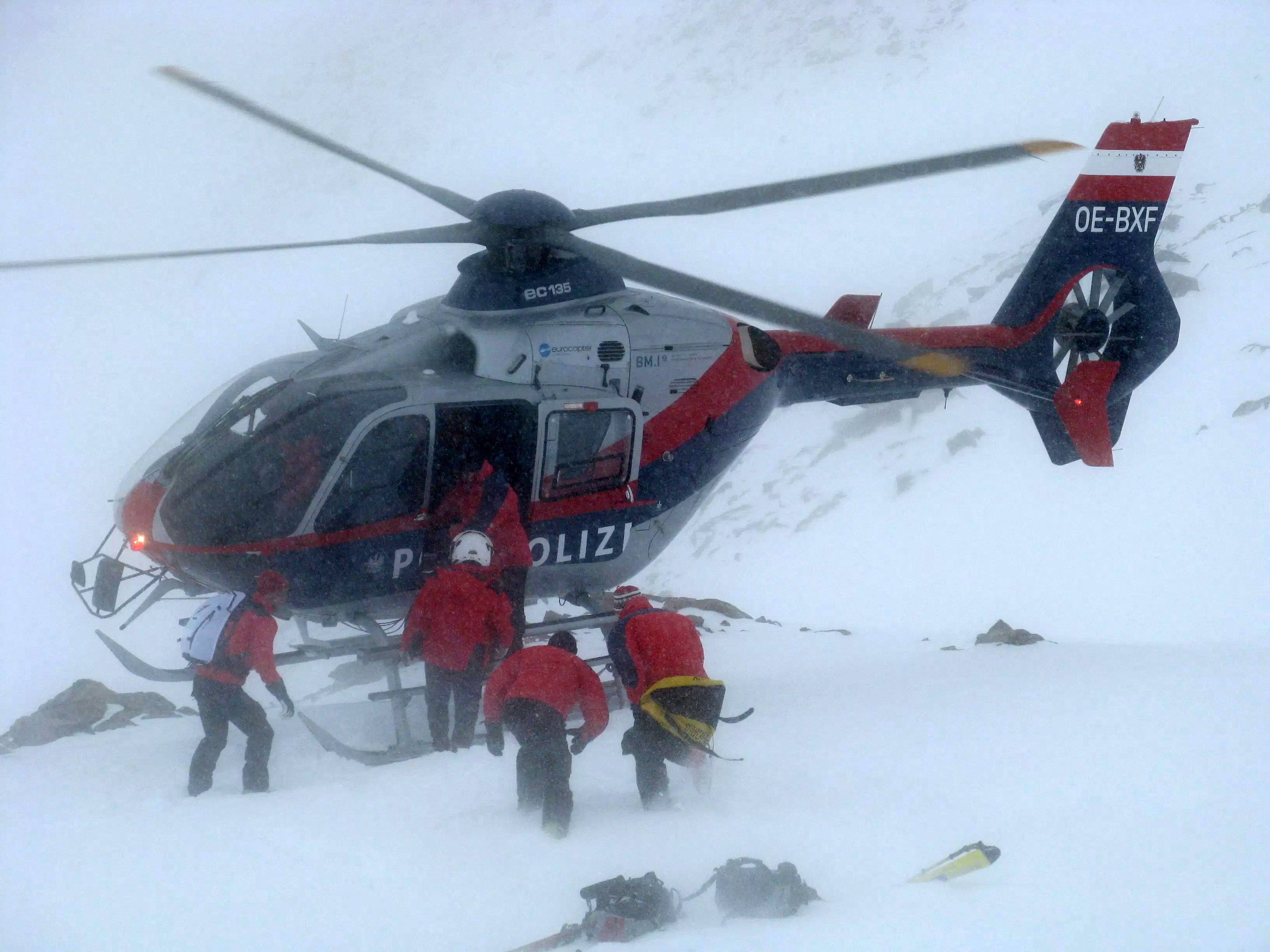 Auch der Polizeihubschrauber 