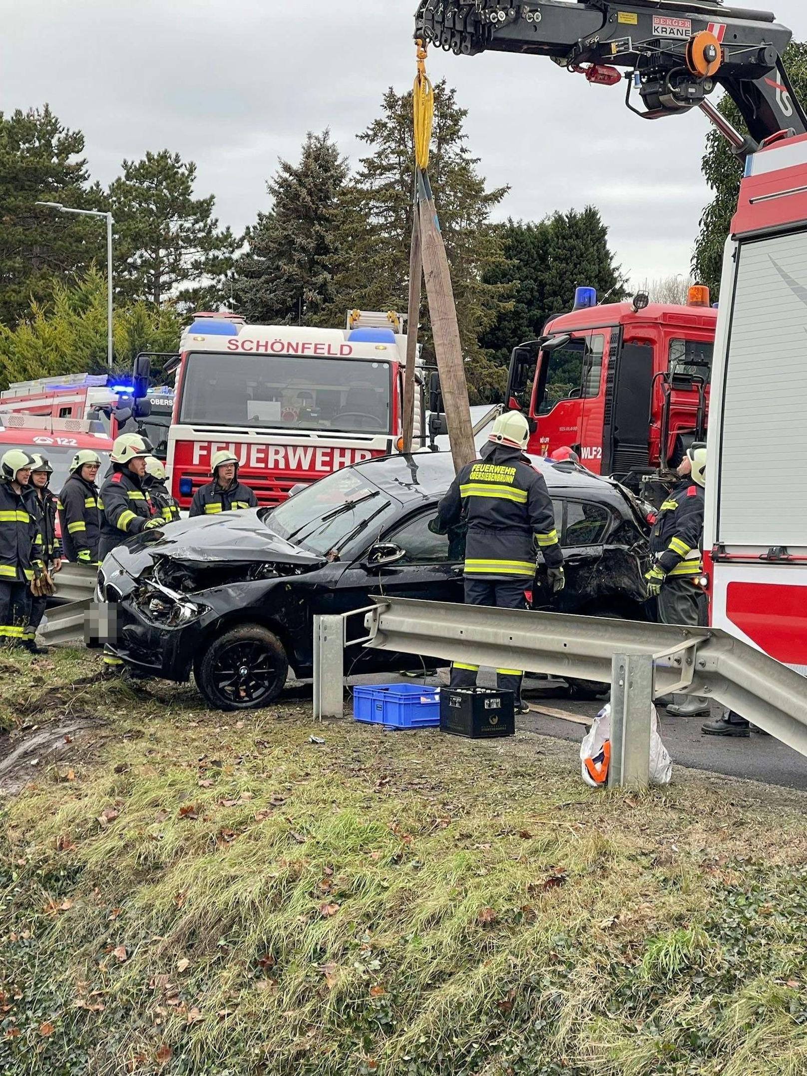 Ein tragischer Verkehrsunfall ereignete sich am 24. Dezember gegen 08:20 Uhr in Untersiebenbrunn. Eine 36-jährige Lenkerin verunfallte aus noch unklarer Ursache mit ihrem BMW auf der Siebenbrunnerstraße nahe dem Feuerwehrhaus. Sie starb noch an der Unfallstelle.