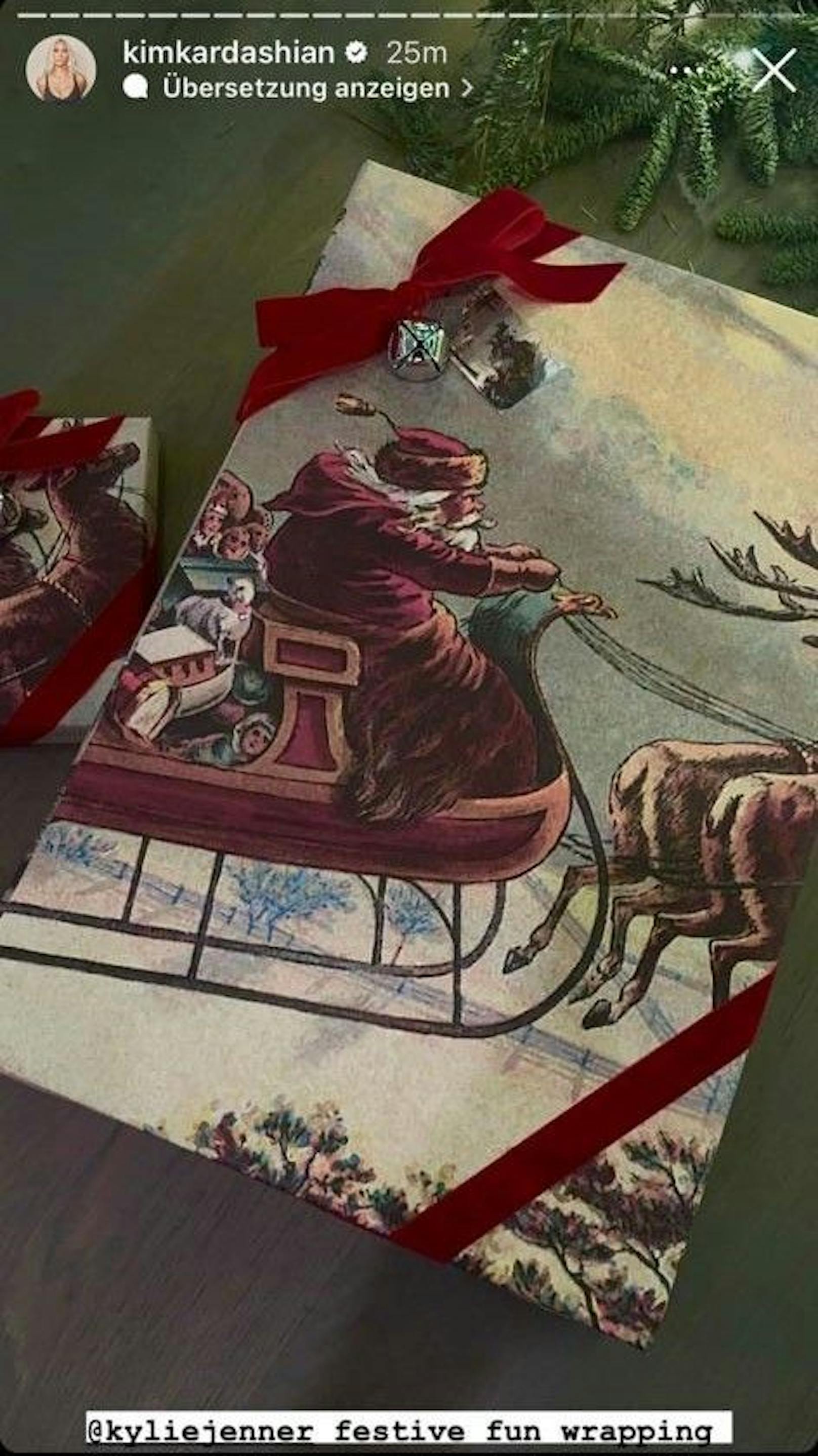 Schwester Kylie Jenner entschied sich für ein klassisches "Santa Clause"-Motiv.