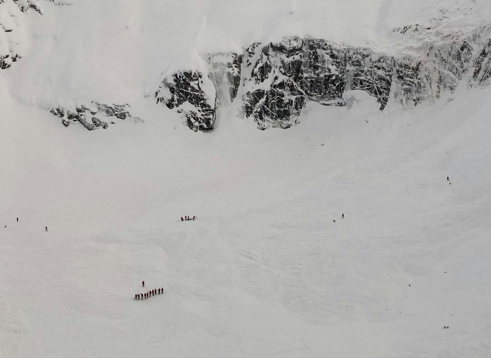 Ein Skitourengeher sah am Samstag gegen 12.10 Uhr in St. Leonhard im Pitztal, im Bereich Rappenkopf auf einer Seehöhe von rund 2.180 Metern einen Lawinenkegel, in welchen eine Skiaufstiegsspur führte. Der Skitourengeher verständigte sofort die Bergrettung.