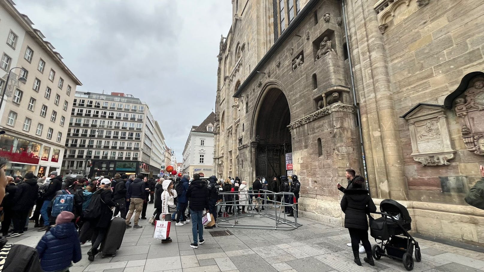 Spezialkräfte der Polizei bewachen den Stephansdom. 