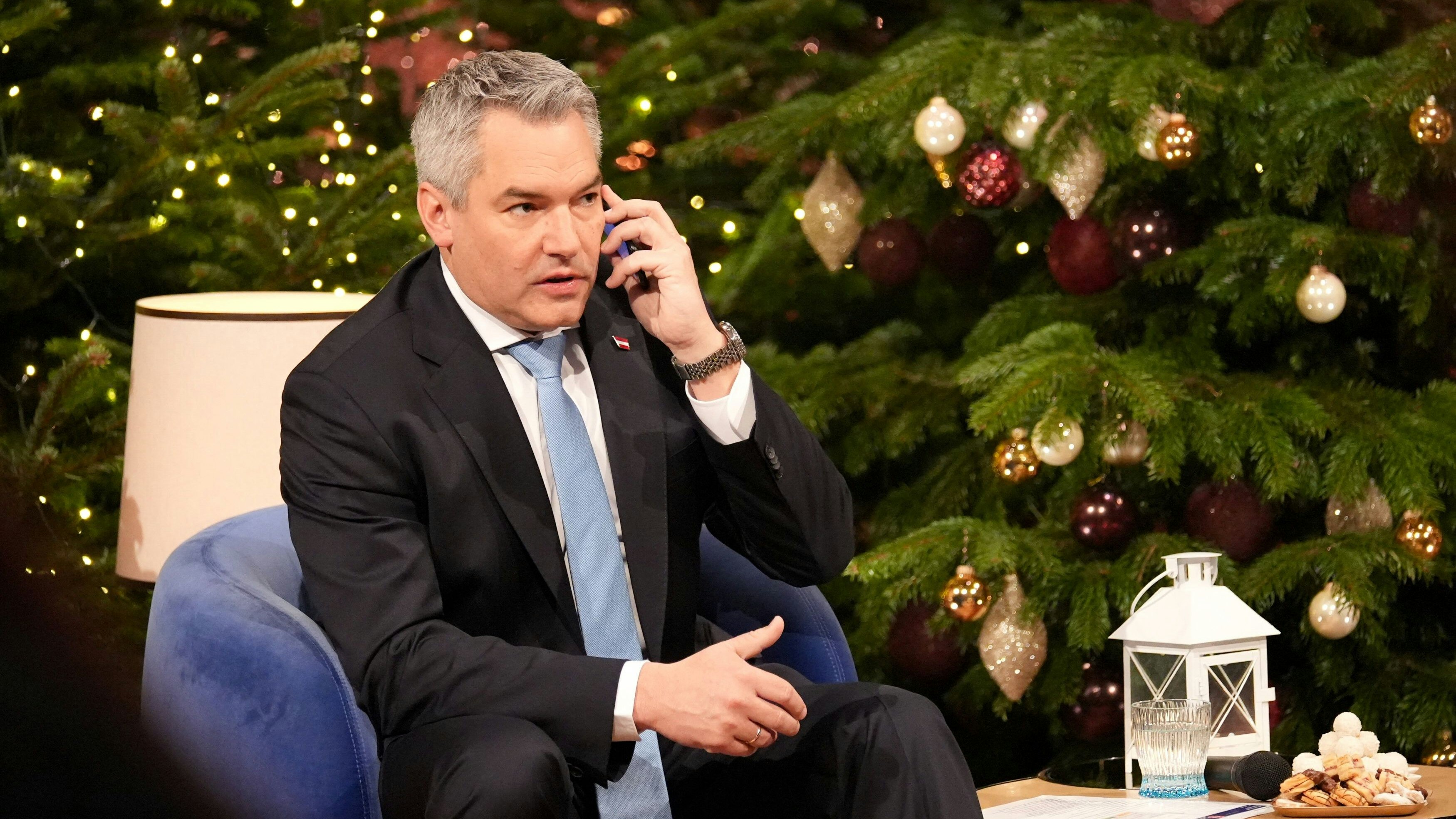 Im Bild: Bundeskanzler Karl Nehammer in der "Licht ins Dunkel"-Weihnachtssendung.