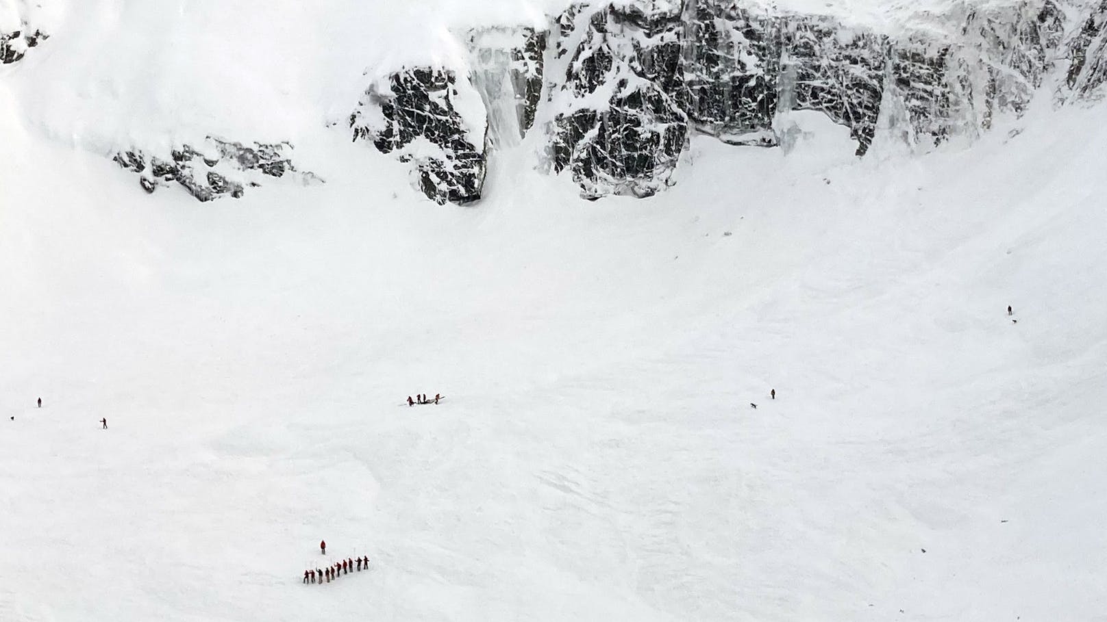 Ski-Spuren in Lawinenkegel – Mann ruft sofort Notruf