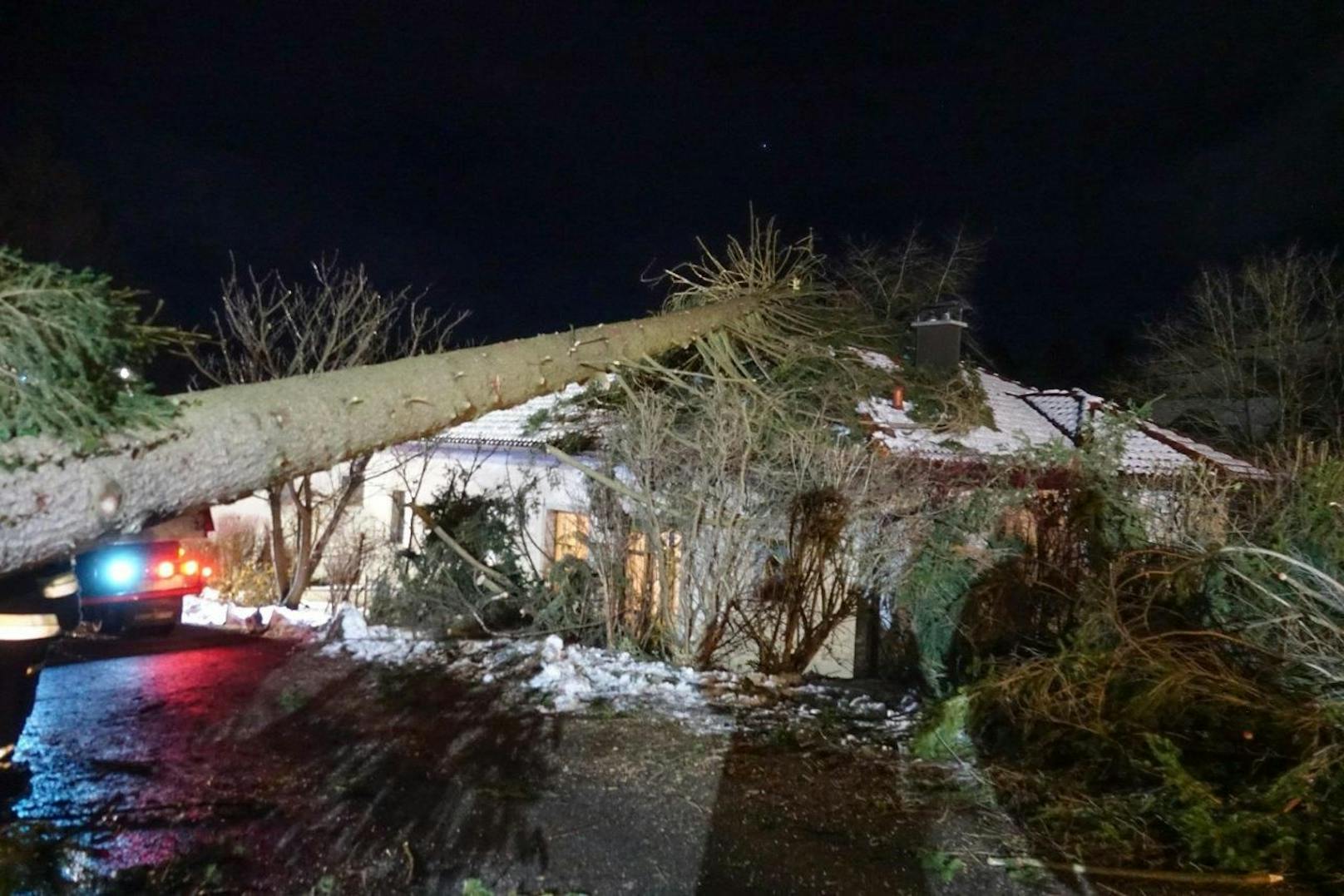 Es war die zweite einsatzintensive Nacht in Folge für zahlreiche Feuerwehren des Bezirkes Neunkirchen. Nachdem viele Feuerwehren am Freitag bereits im Einsatz aufgrund der Baumbrüche durch den Nassschnee, sowie Hochwasser und Verkehrsunfälle standen, forderte vergangene Nacht speziell der schwere Sturm viele Helfer ein weiteres Mal.