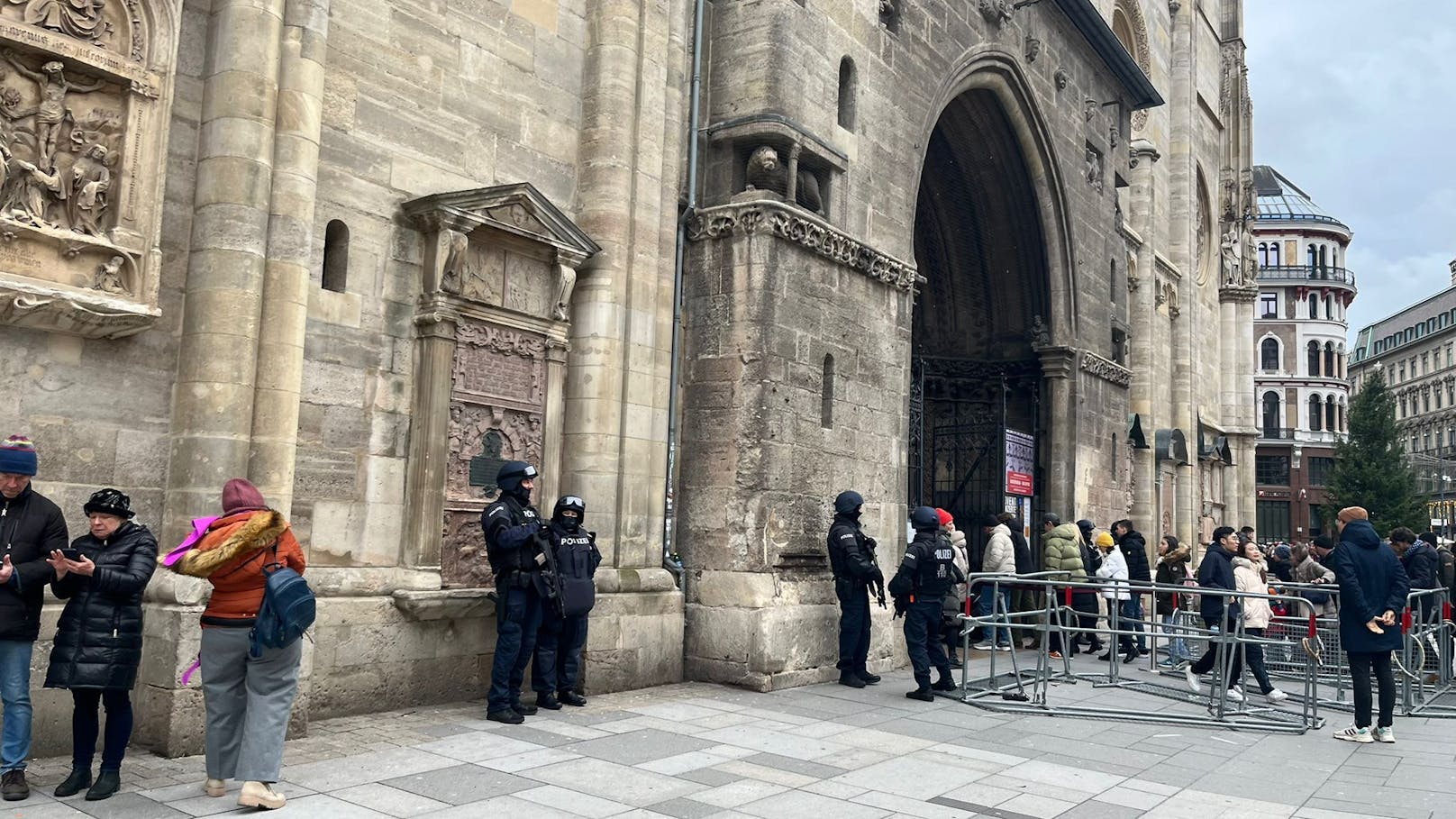 Spezialkräfte der Polizei bewachen den Stephansdom. 