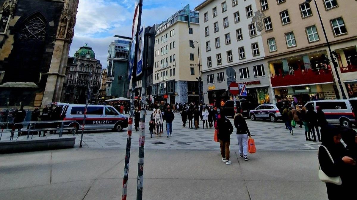 Am Sonntag bewachten schwer bewaffnete Elite-Polizisten den Stephansdom.