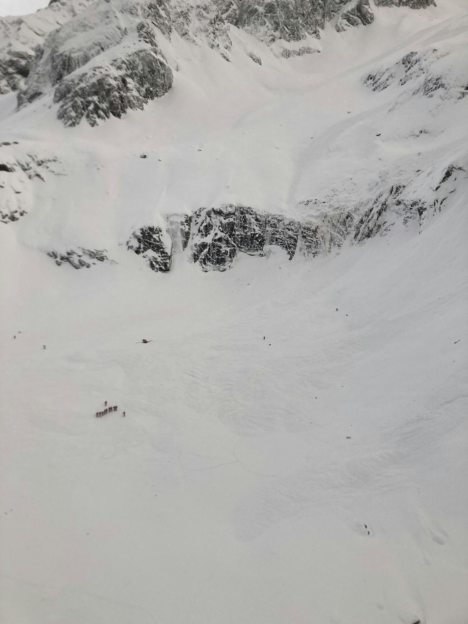 Ein Skitourengeher sah am Samstag gegen 12.10 Uhr in St. Leonhard im Pitztal, im Bereich Rappenkopf auf einer Seehöhe von rund 2.180 Metern einen Lawinenkegel, in welchen eine Skiaufstiegsspur führte. Der Skitourengeher verständigte sofort die Bergrettung.