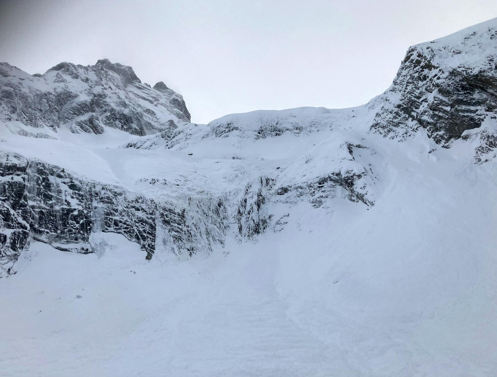 Ein Skitourengeher sah am Samstag gegen 12.10 Uhr in St. Leonhard im Pitztal, im Bereich Rappenkopf auf einer Seehöhe von rund 2.180 Metern einen Lawinenkegel, in welchen eine Skiaufstiegsspur führte. Der Skitourengeher verständigte sofort die Bergrettung.