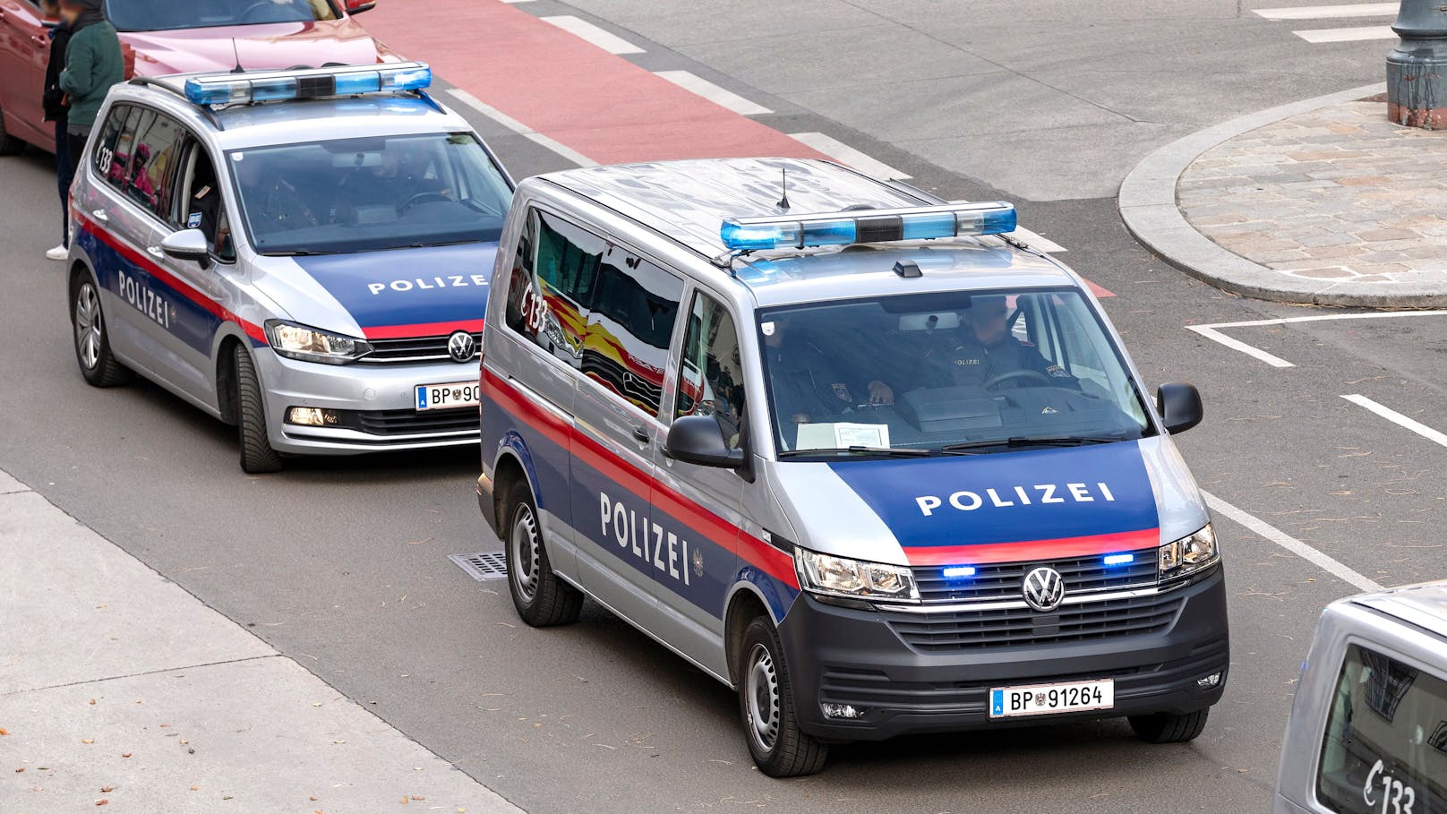 Frau (29) geht in Wien mit Messer auf Polizisten los