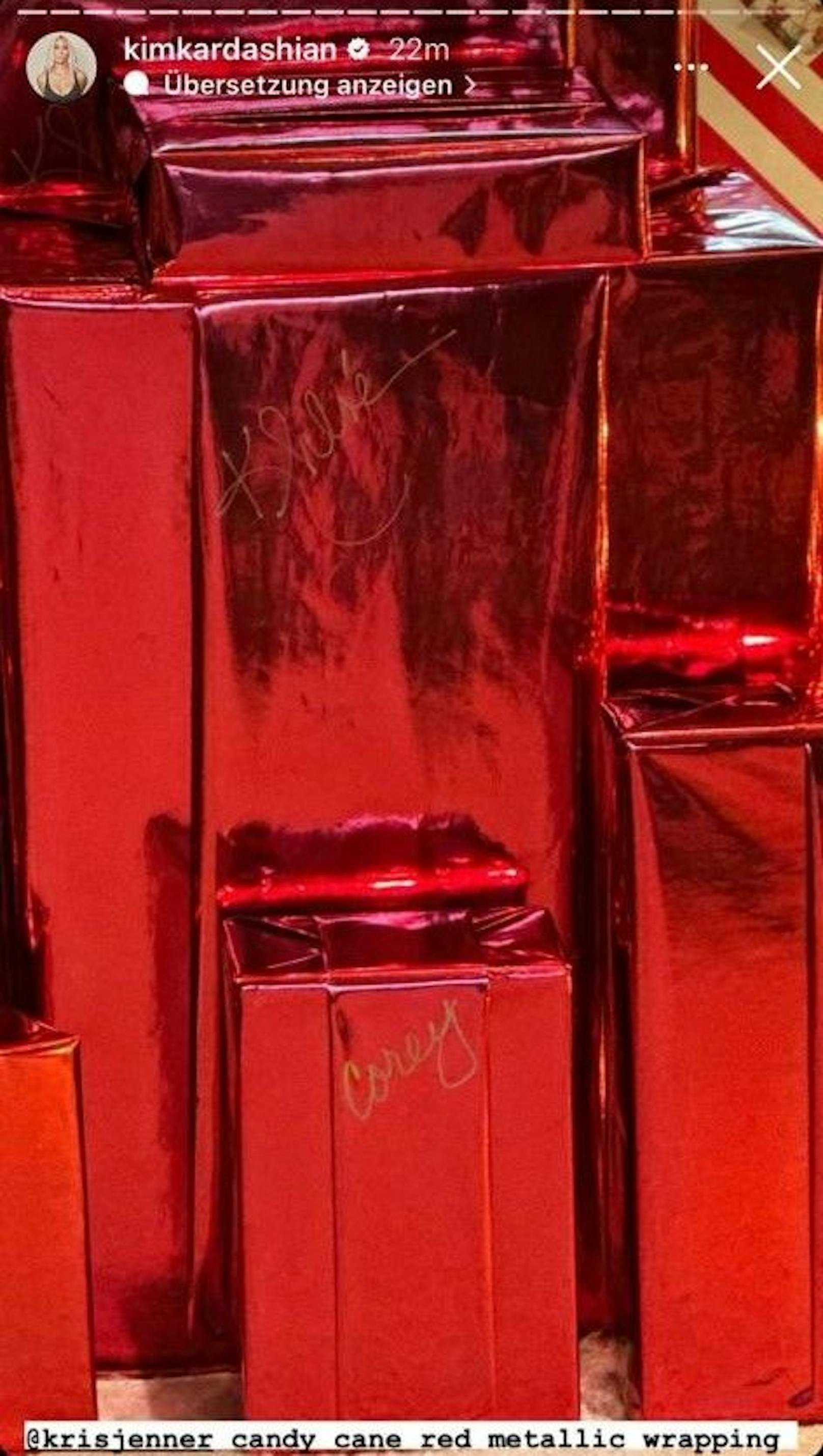 Mama Kris Jenner verpackte ihre Geschenke in einem klassischen, metallisch glänzenden roten Papier.