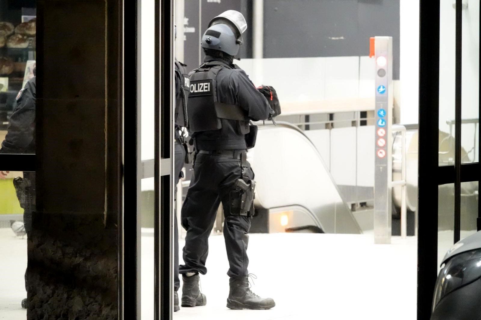 Beamte der Bielefelder Polizei und der Bundespolizei haben das Bahnhofsgebäude evakuiert und durchsucht. Bisher seien keine konkreten Hinweise auf eine tatsächliche Gefahrenlage gefunden worden. 
