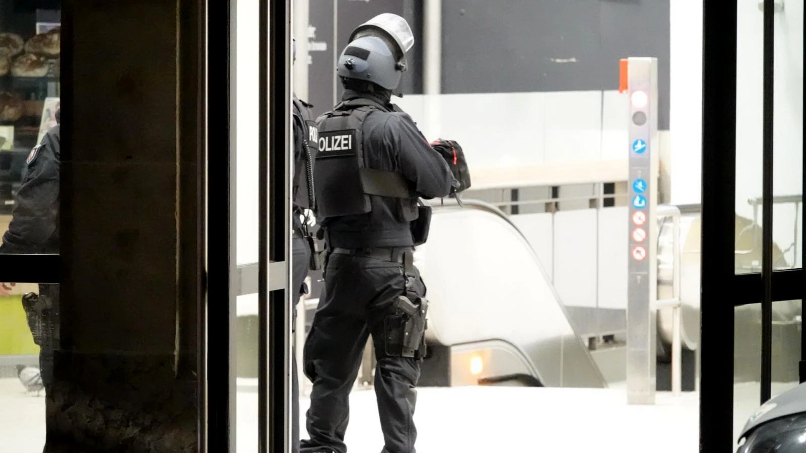 Beamte der Bielefelder Polizei und der Bundespolizei haben das Bahnhofsgebäude evakuiert und durchsucht. Bisher seien keine konkreten Hinweise auf eine tatsächliche Gefahrenlage gefunden worden. 