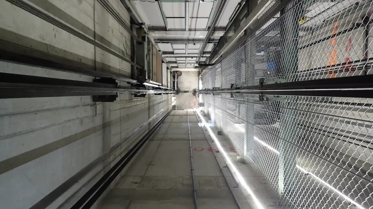 Da sich der Lift aber nicht in diesem Stockwerk befunden habe, sei der Mann rund sechs Meter tief in den Liftschacht hineingestürzt. (Symbolbild)