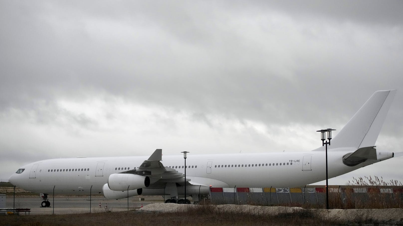303 Menschen sitzen seit Tagen in Flugzeug fest