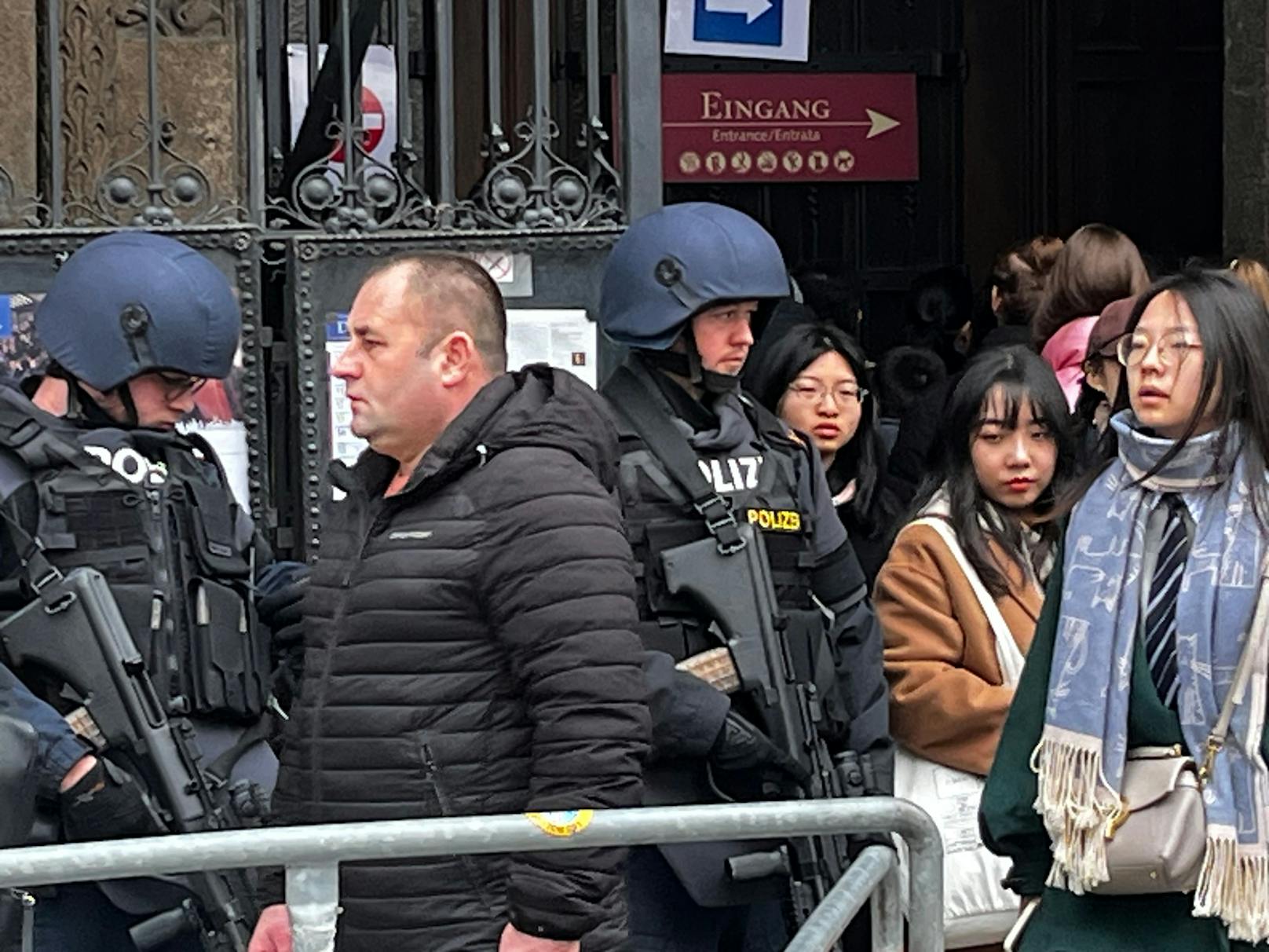 Spezialkräfte der Polizei bewachen den Stephansdom.