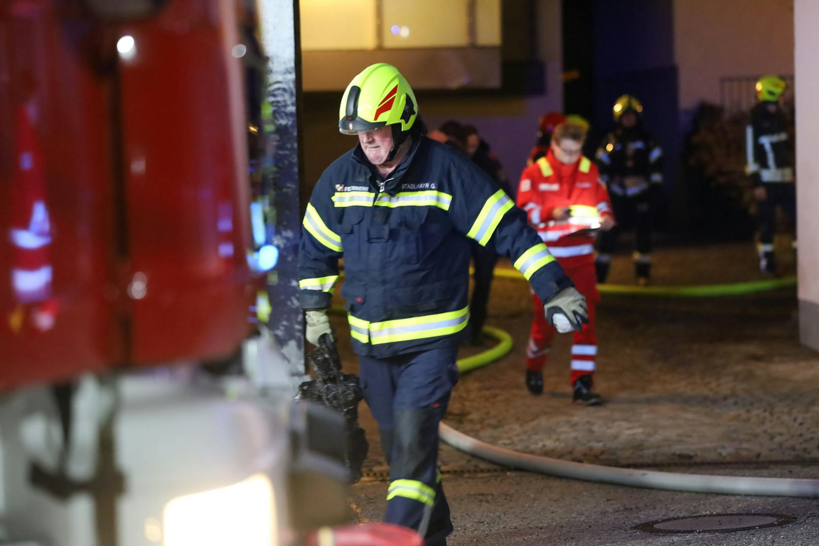 Keine stille Nacht war die Nacht auf den ersten Weihnachtsfeiertag für die Einsatzkräfte der Feuerwehr in Schleißheim (Bezirk Wels-Land). Sie standen bei einem Küchenbrand im Einsatz.