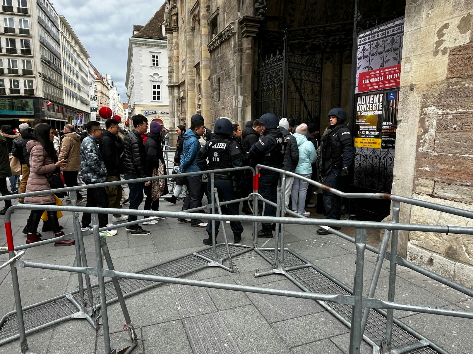 Spezialkräfte der Polizei bewachen den Stephansdom.