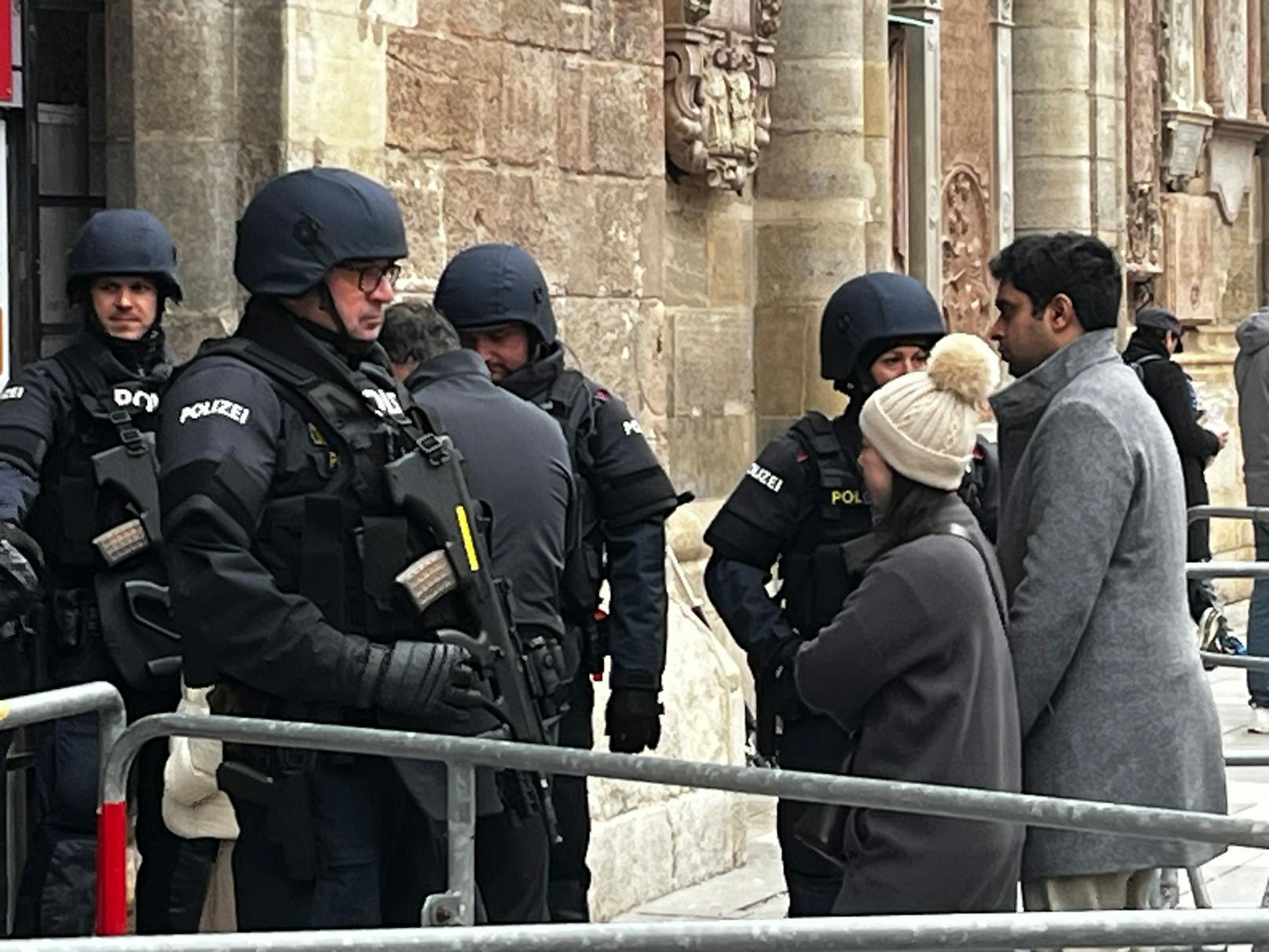 Spezialkräfte der Polizei bewachen den Stephansdom.