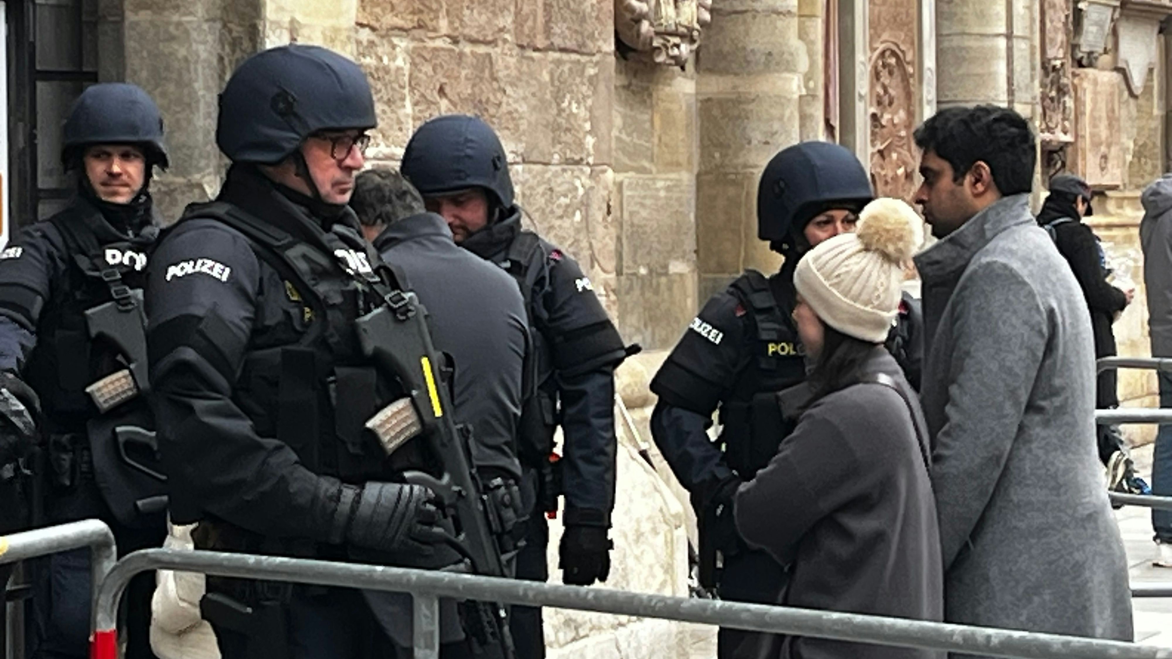 Spezialkräfte der Polizei bewachen den Stephansdom.