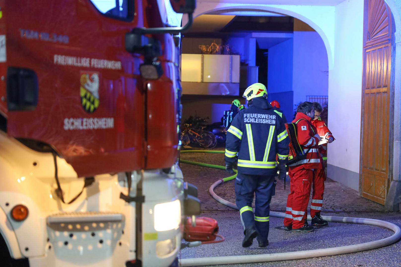 Keine stille Nacht war die Nacht auf den ersten Weihnachtsfeiertag für die Einsatzkräfte der Feuerwehr in Schleißheim (Bezirk Wels-Land). Sie standen bei einem Küchenbrand im Einsatz.