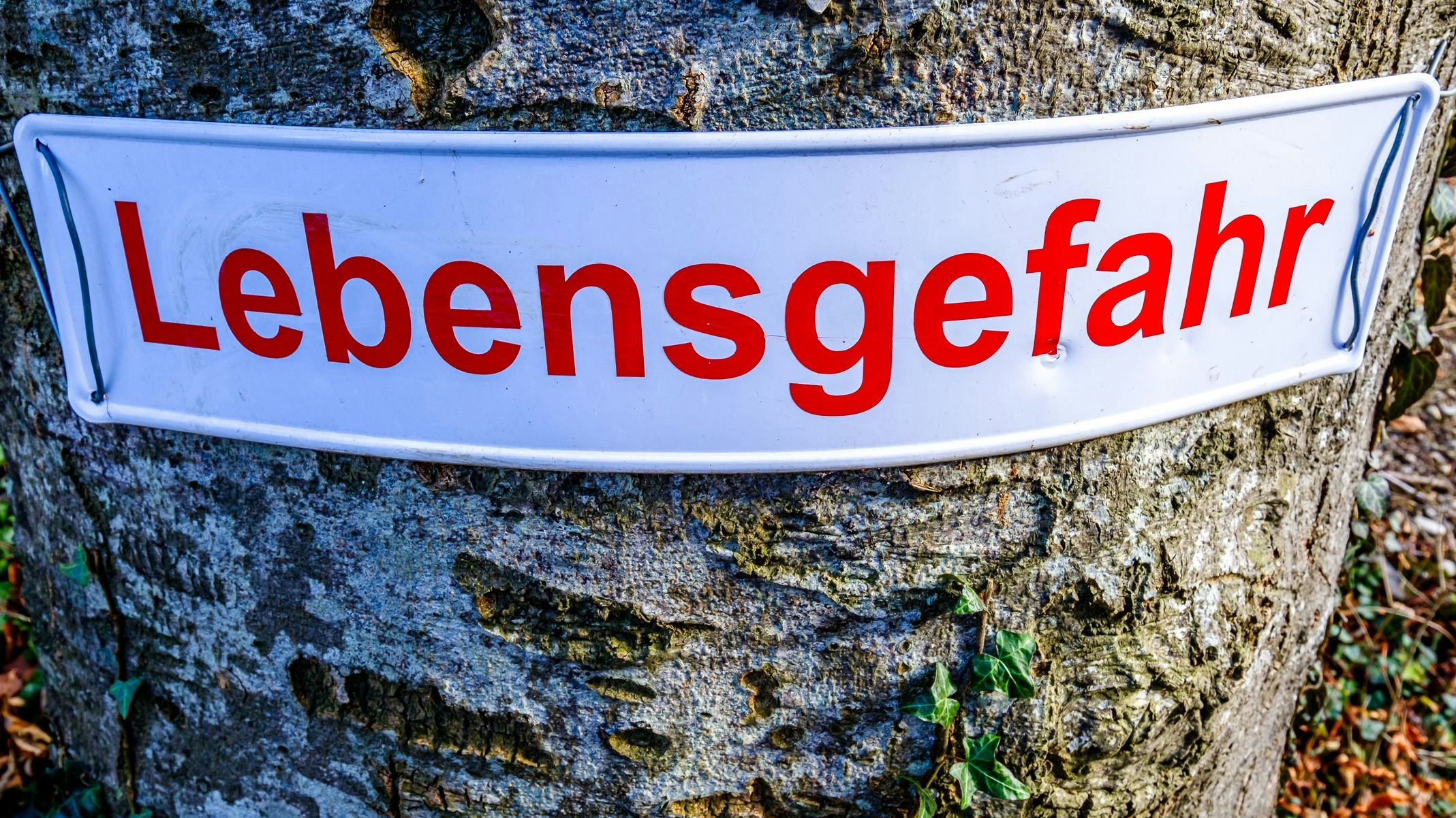 Die Behörden warnen eindringlich vor neuen Felsstürzen.