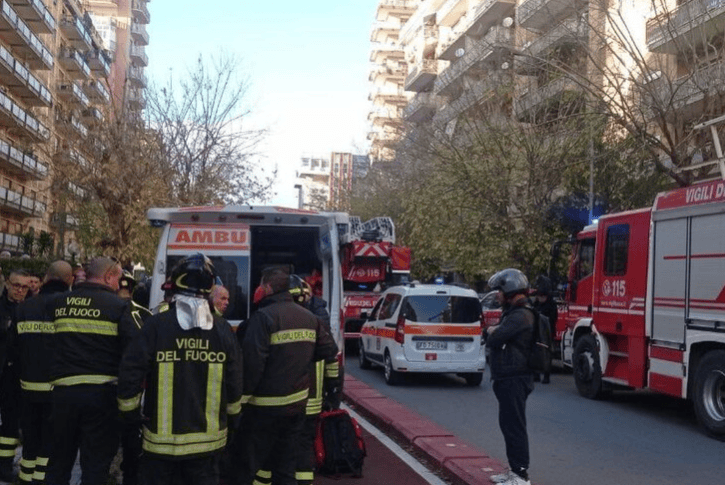 Beim Versuch, seinen Sohn vor einem Balkonsturz zu bewahren, stürzte ein 38-Jähriger zusammen mit dem Kind über das Balkongeländer. Der Mann verstarb im Spital, der Bub zog sich nur leichte Verletzungen zu. 