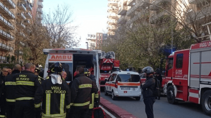 Beim Versuch, seinen Sohn vor einem Balkonsturz zu bewahren, stürzte ein 38-Jähriger zusammen mit dem Kind über das Balkongeländer. Der Mann verstarb im Spital, der Bub zog sich nur leichte Verletzungen zu. 