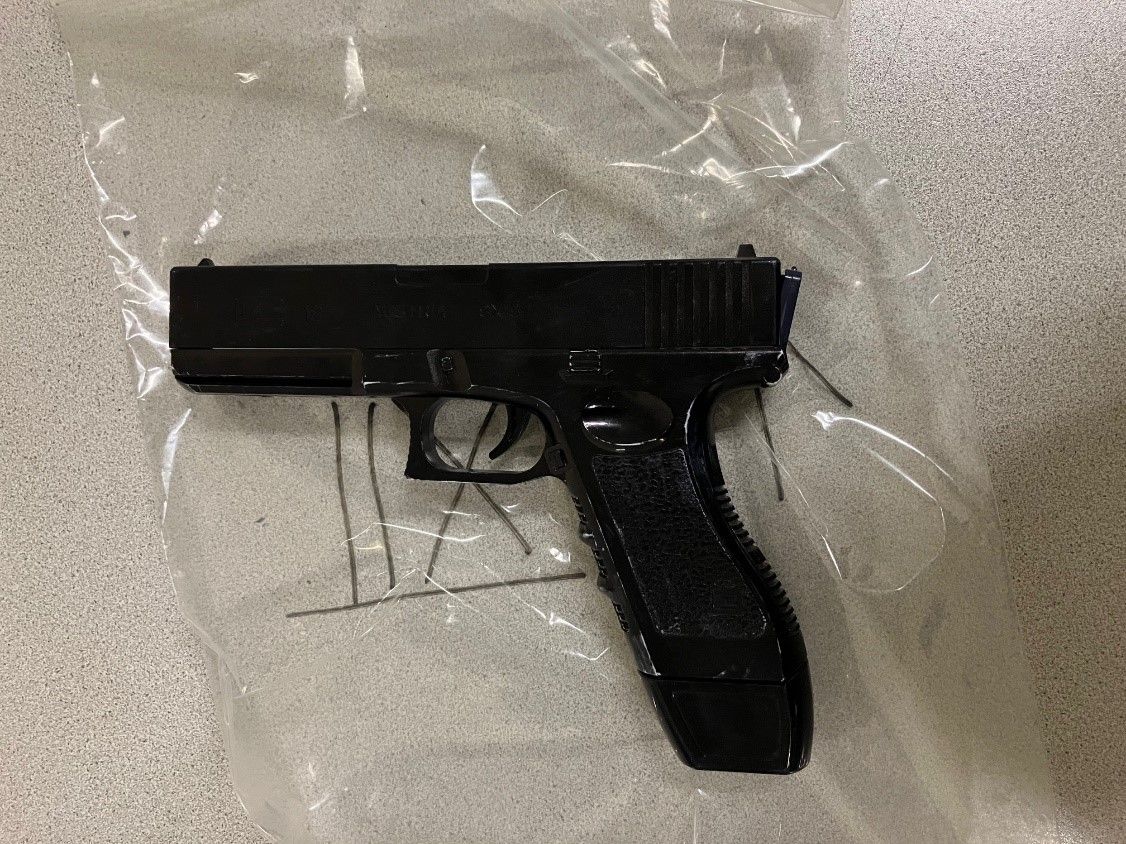 Die Polizei stellte die Waffenattrappe sicher.