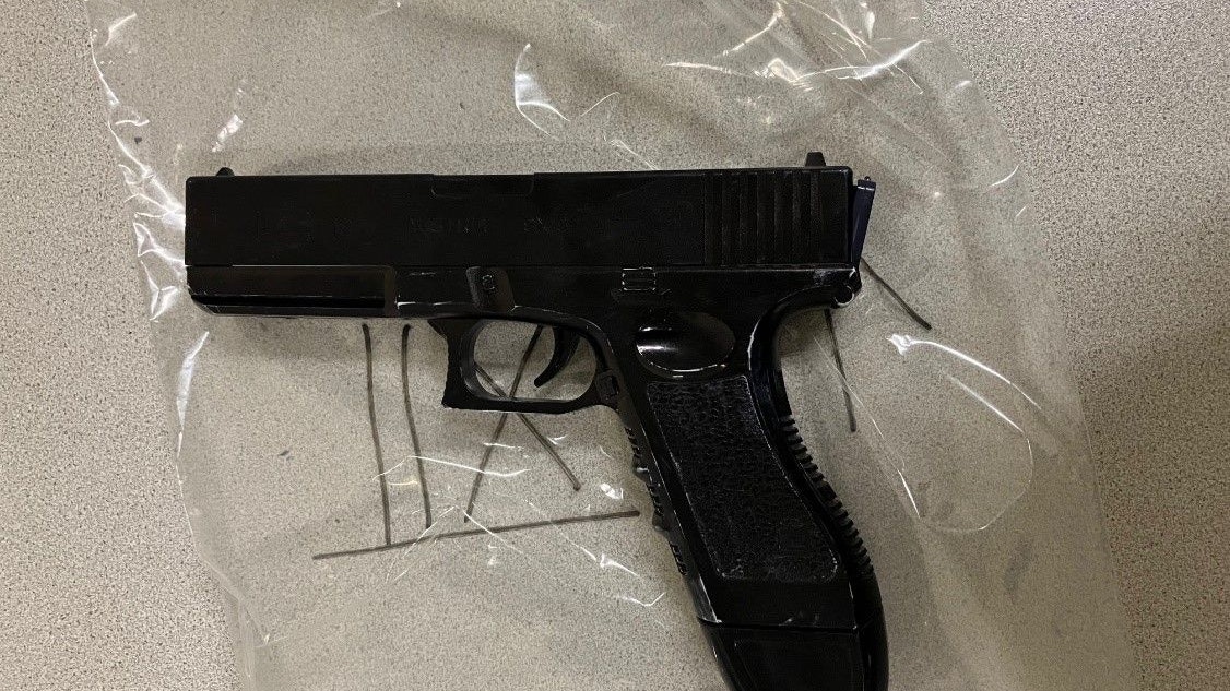 Die Polizei stellte die Waffenattrappe sicher.