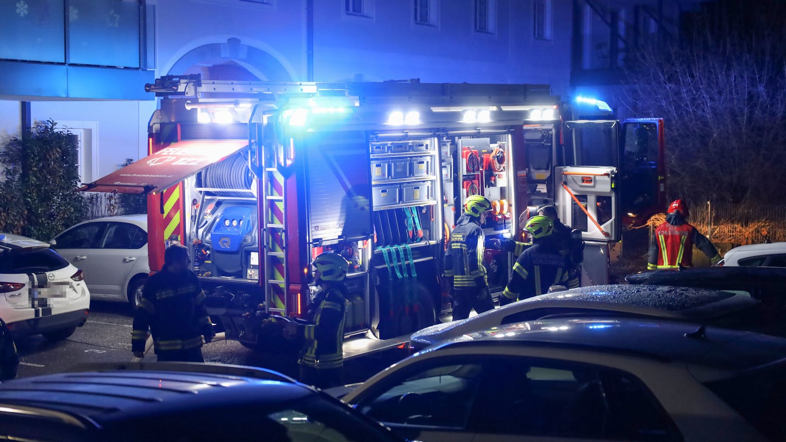 Feuerwehr rückt in der Nacht zu Mehrparteienhaus aus