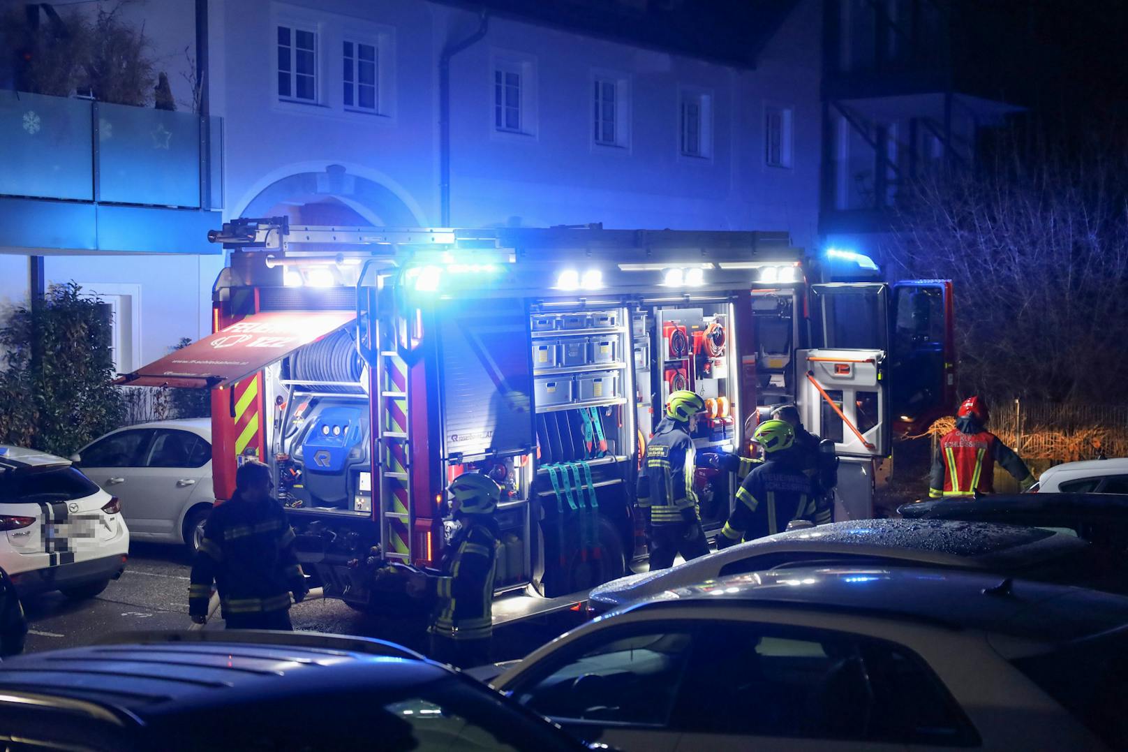 Keine stille Nacht war die Nacht auf den ersten Weihnachtsfeiertag für die Einsatzkräfte der Feuerwehr in Schleißheim (Bezirk Wels-Land). Sie standen bei einem Küchenbrand im Einsatz.