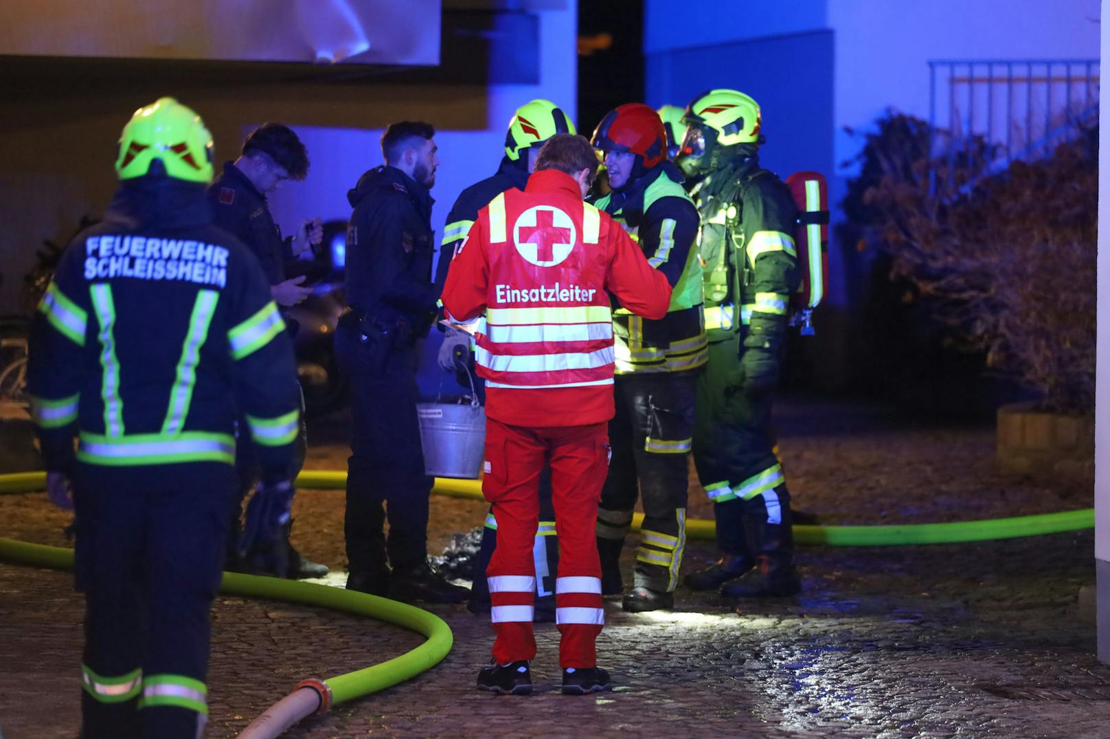Keine stille Nacht war die Nacht auf den ersten Weihnachtsfeiertag für die Einsatzkräfte der Feuerwehr in Schleißheim (Bezirk Wels-Land). Sie standen bei einem Küchenbrand im Einsatz.