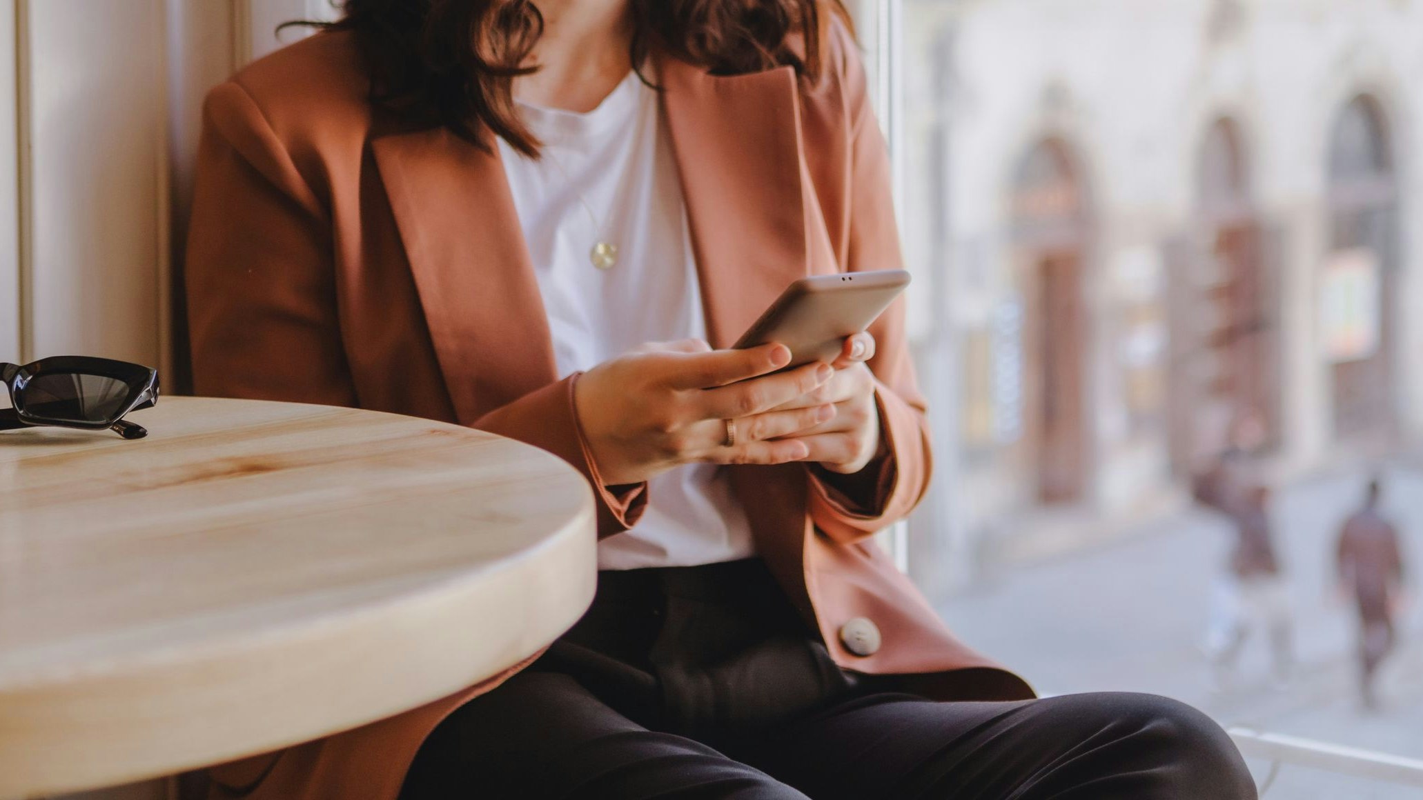 Die Frau verlor durch das vermeintliche Tinder-Date ein Vermögen.