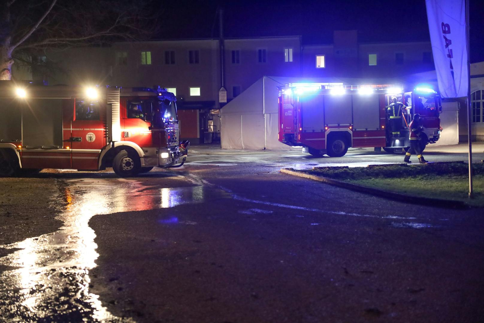 Eine brennende Müllinsel auf dem Gelände eines Schulungszentrums in Wels-Lichtenegg, der bereits auf einen Container, Bäume und Sträucher übergegriffen hatte, sorgte am späten Montagabend für einen Einsatz zweier Feuerwehren.