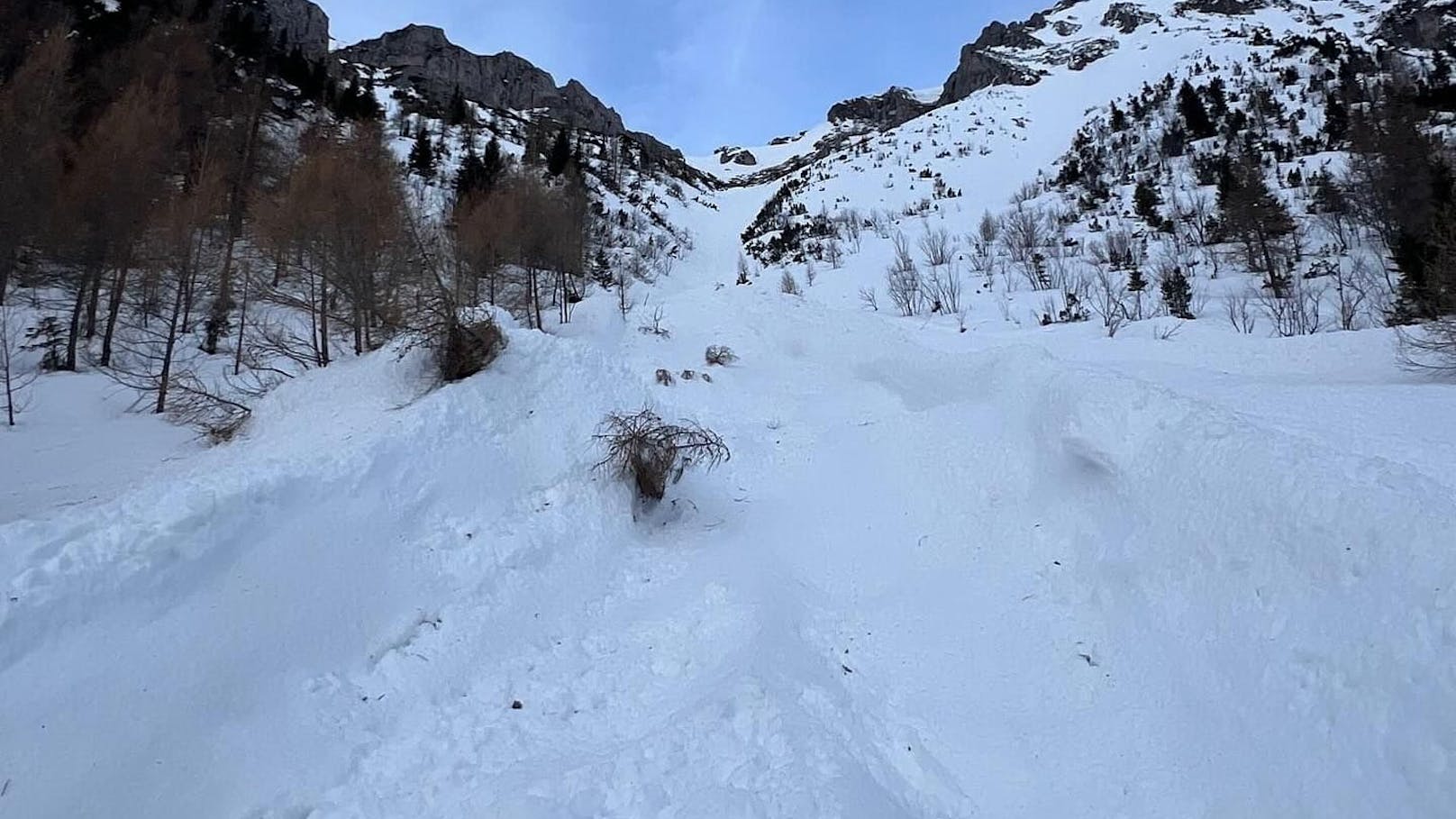 Grund ist neben den warmen Temperaturen auch der Neuschnee.