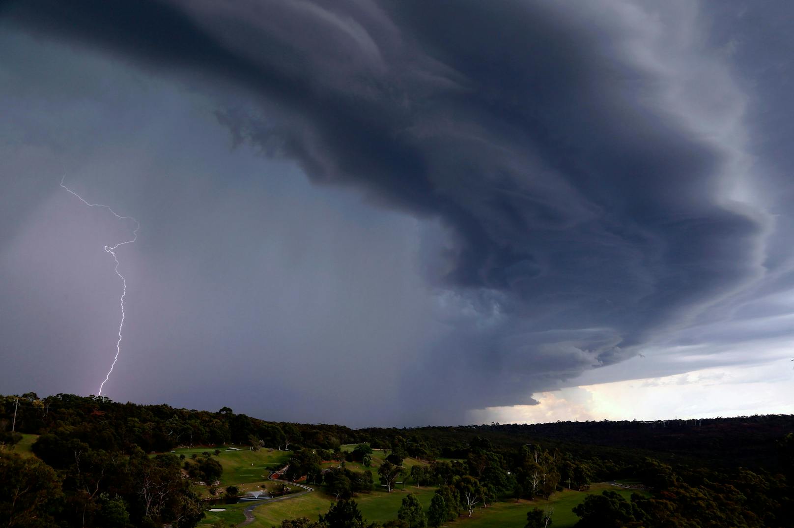 Schwere Stürm haben die Ostküste Australiens heimgesucht. Für den Stephanitag drohen den Bundesländern Queensland, Victoria und New South Wales weitere Unwetter.