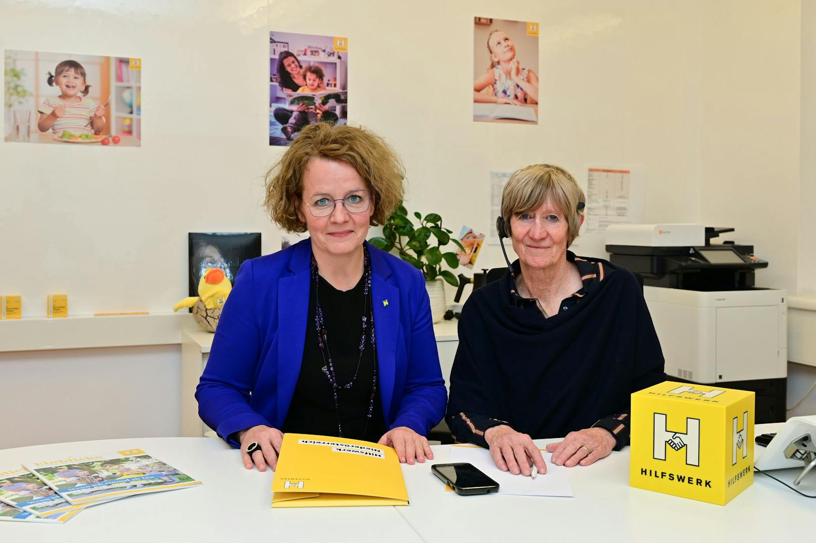 Frauen-Landesrätin Christiane Teschl-Hofmeister und Dr. Evelyn Filipsky (NÖ Hilfswerks, Leitung Angebotsbereich Psychosoziales) beim NÖ Frauentelefon