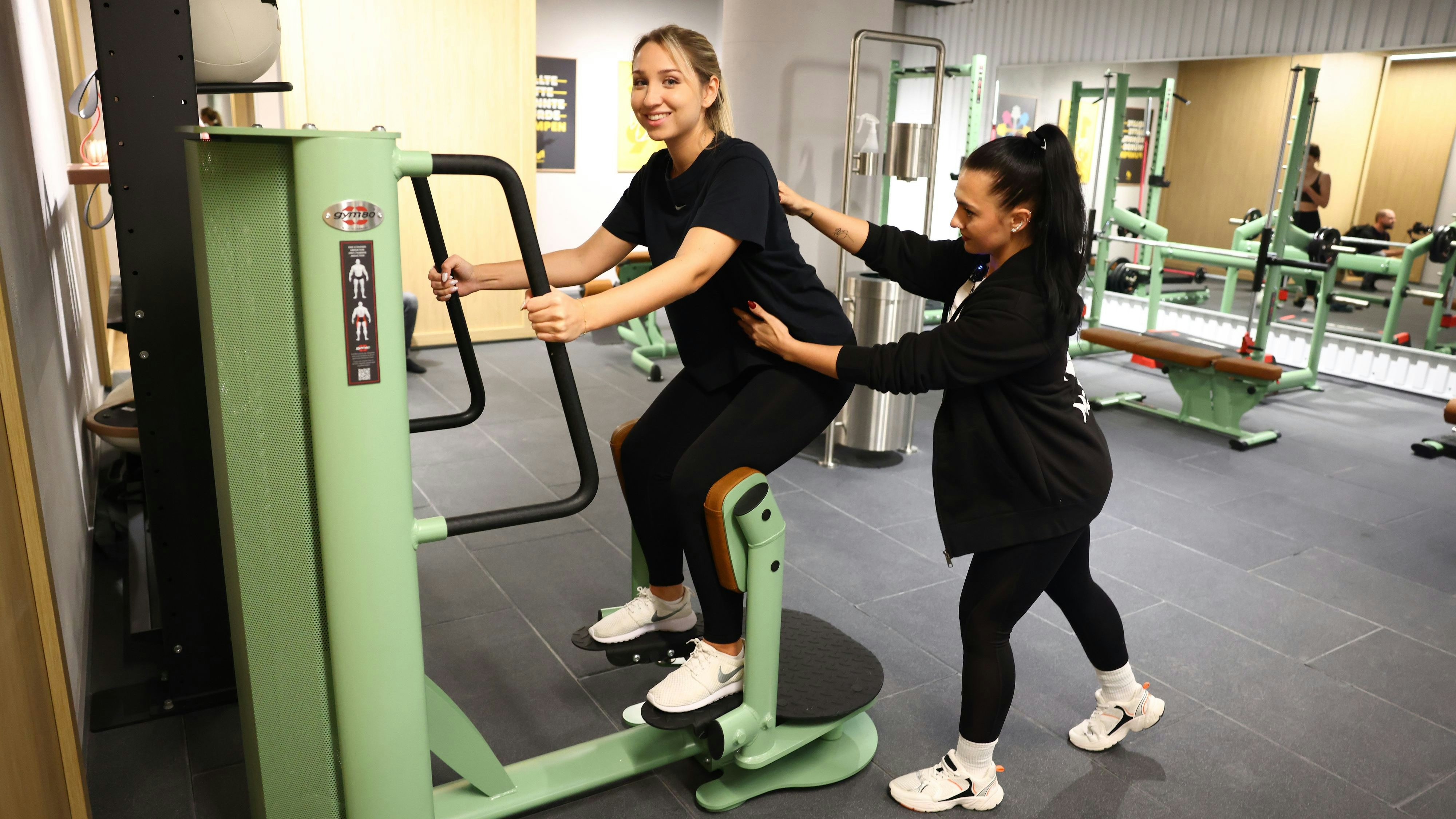 "Heute"-Reporterin Julia Sperlich (l.) testet den extragroßen Frauen-Bereich im neuen McFit in Wien-Meidling – mit Maria.