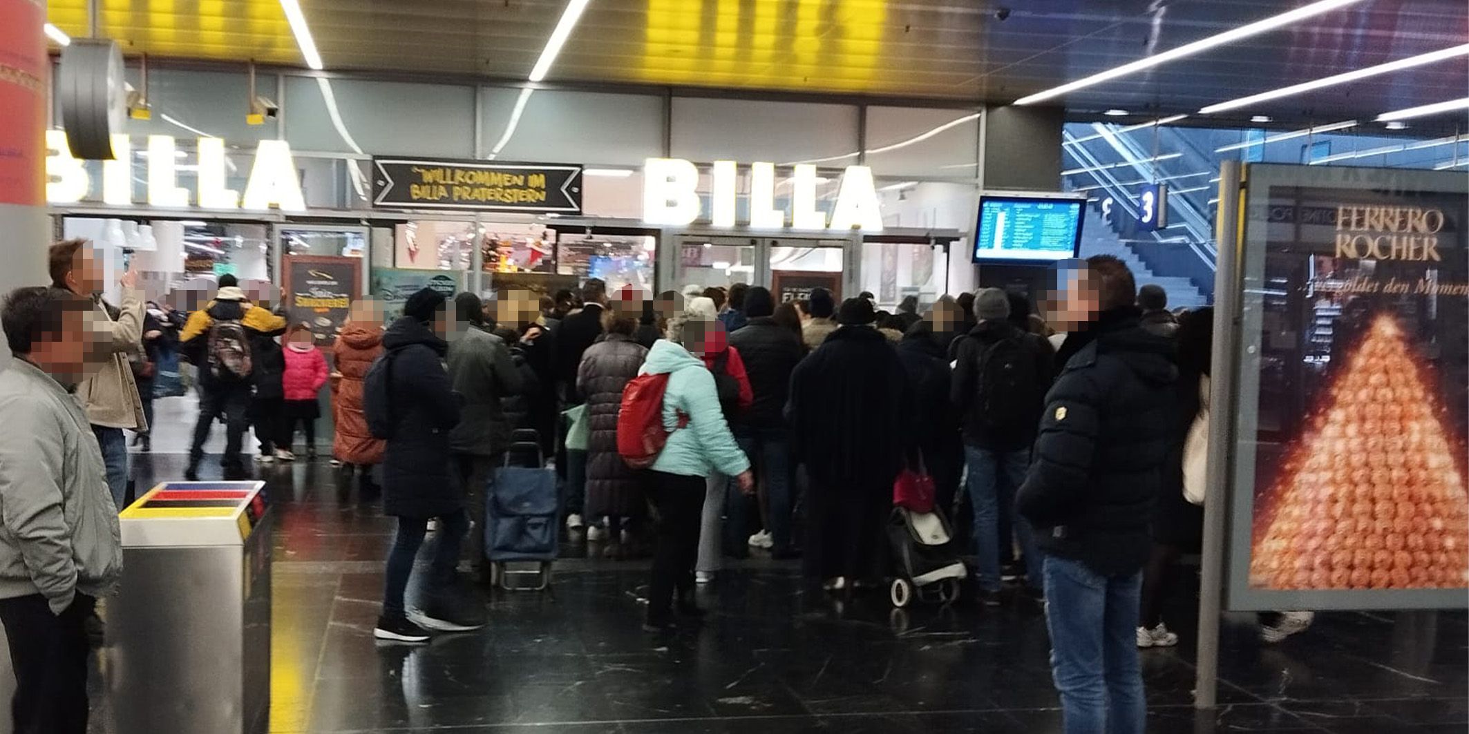 Vor einem Supermarkt am Praterstern bildete sich am Dienstagnachmittag eine riesige Schlange. Alle wollten am Feiertag einkaufen gehen.