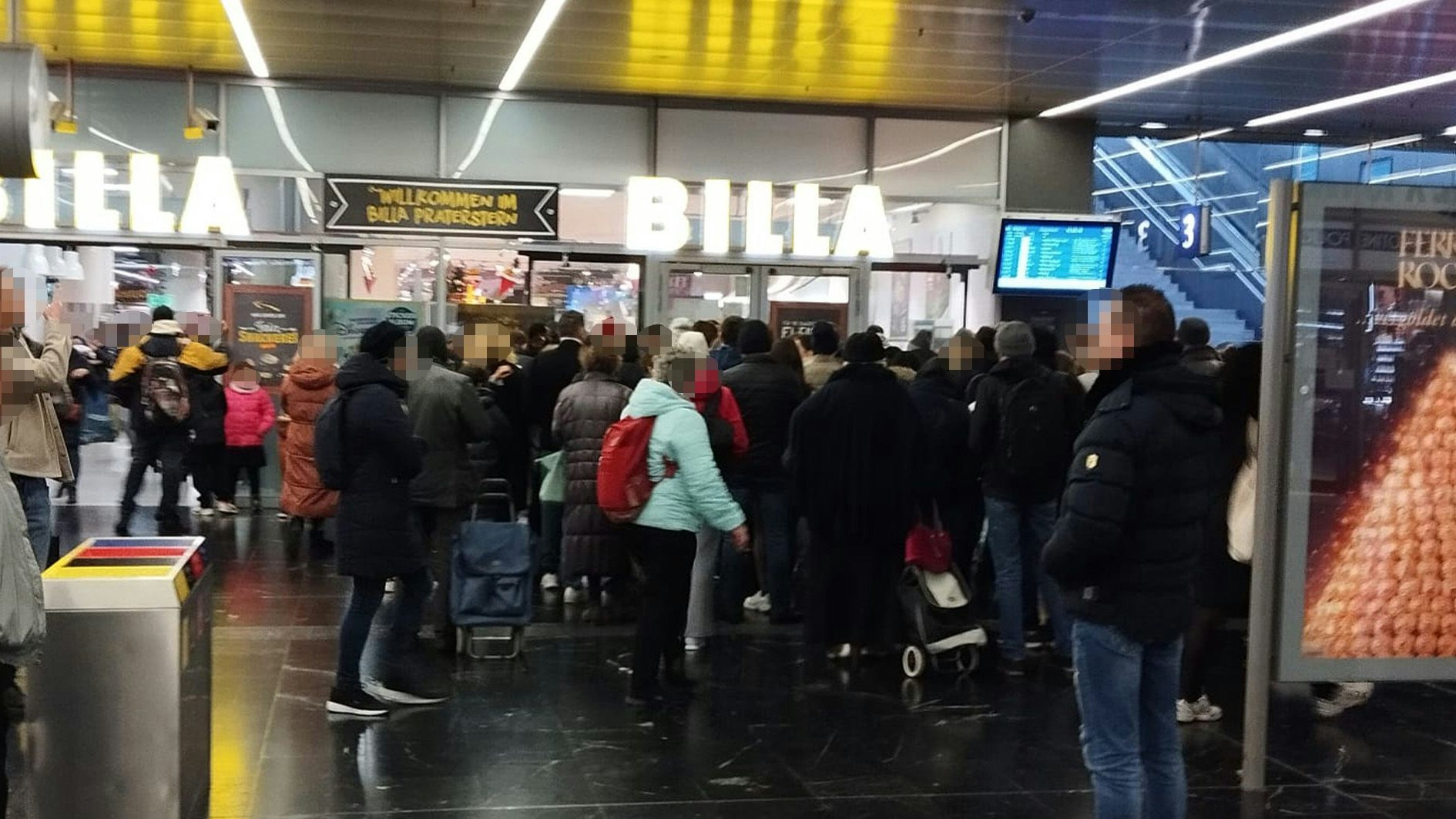 Vor einem Supermarkt am Praterstern bildete sich am Dienstagnachmittag eine riesige Schlange. Alle wollten am Feiertag einkaufen gehen.