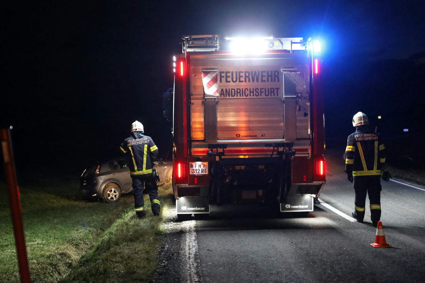 Ein schwerer Verkehrsunfall hat sich Dienstagfrüh auf der L513 Unterinnviertler Straße bei Taiskirchen im Innkreis (Bezirk Ried im Innkreis) ereignet.