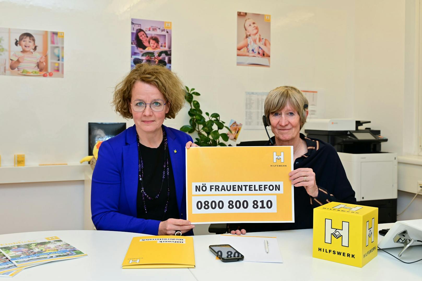 Frauen-Landesrätin Christiane Teschl-Hofmeister und Dr. Evelyn Filipsky (NÖ Hilfswerks, Leitung Angebotsbereich Psychosoziales) beim NÖ Frauentelefon.