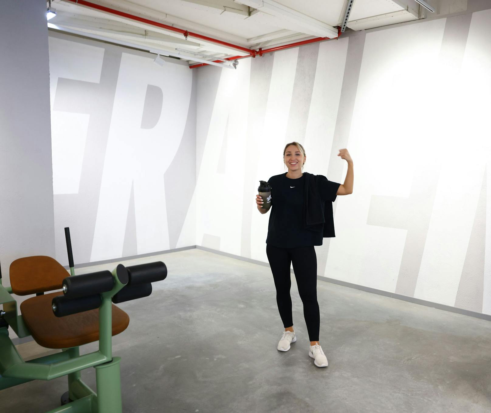 <em>"Heute"</em>-Reporterin Julia Sperlich trainierte im brandneuen Frauen-Bereich des soeben eröffneten McFit-Studios in Wien-Meidling.
