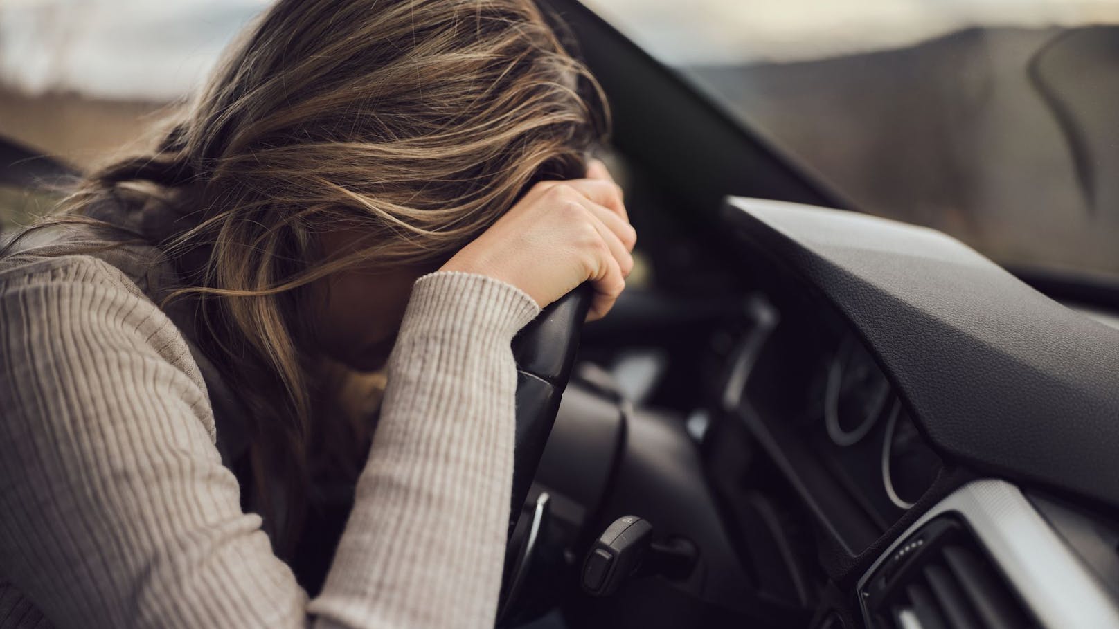 Frau (31) schläft im Auto – dann klopft Polizei an Tür